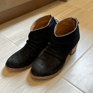 Beek booties, black, size 8.